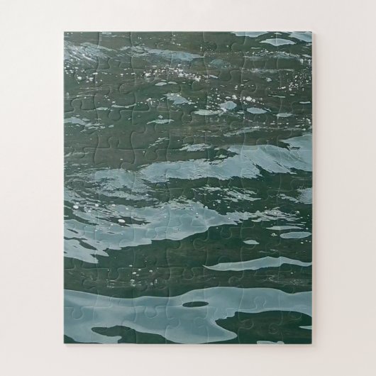 穏やかな青い海の水面　美しい青い海景 ジグソーパズル (縦)