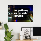 穏やかに世界を揺り動かすことができる ポスター (ホームオフィス)