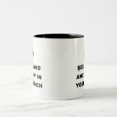 穏やかに座って席に居続けて ツートーンマグカップ (中央)