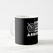 穏やか保ち、矢におもしろいなアーチェリーを持って来て下さい コーヒーマグカップ (正面左)