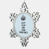 穏やか保ち、Showtunesを歌って下さい スノーフレークピューターオーナメント (右)