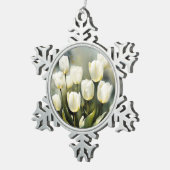 穏エレガントやかな庭の白いチューリップの束 スノーフレークピューターオーナメント (右)