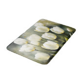 穏エレガントやかな庭の白いチューリップの束 バスマット (アングル)