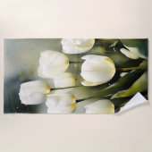 穏エレガントやかな庭の白いチューリップの束 ビーチタオル (正面)