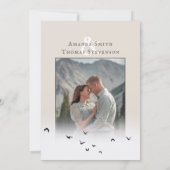 穏エレガントやかな緑の山の結婚風景 招待状 (裏面)