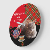 穏保やかで子猫オン、赤タータンチェック茶パーティー ラージ壁時計 (傾斜)
