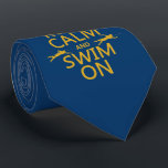穏保やかで泳ぐ（任意の色） ネクタイ<br><div class="desc">これは私の最も多くの人気がある製品の一つ読で、それは2つの姿が単語の間で泳いで保いる'Calm and Swim On'。クラシックの保Calmポスターと保トップの冠伝統的をベースにしている。水泳コーチや水泳チーム、泳ぐことが大好きな人に最適。背景もしの色を変更したい場合は、単に'カスタマイズを押す。またはもし、他の変更を望む – または製品のデザインを表示違うする – 私の店を介して私とtouchを取得し、私は私が何ができるかを見る。</div>