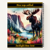 穏威厳のあるやかな山の湖のそばに立つムース ノートブック (裏面)