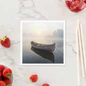 穏素朴やかな湖に浮かぶ古い木製のボート スタンダードカクテルナプキン (インサイチュ)