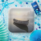 穏素朴やかな湖に浮かぶ古い木製のボート ペーパープレート (パーティー)