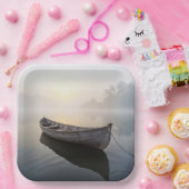 穏素朴やかな湖に浮かぶ古い木製のボート ペーパープレート (パーティー)