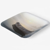 穏素朴やかな湖に浮かぶ古い木製のボート ペーパープレート (傾斜あり)