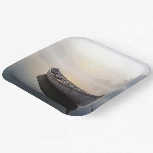 穏素朴やかな湖に浮かぶ古い木製のボート ペーパープレート (傾斜あり)