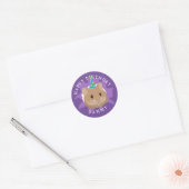 穴から顔を出すかわいい誕生日ハムスター ラウンドシール (封筒)