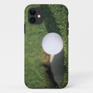 穴の縁にゴルフボール iPhone 11 ケース