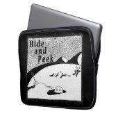 穴の非表示とピーク（白い背景）ノートパソコンスリープ ラップトップスリーブ (正面左)