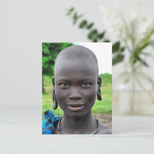 穴を開けられた耳を搭載するMursiの美しい女性 ポストカード (スタンド正面)