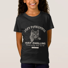 究極のくつろぎ: 猫のイラスト Tシャツ