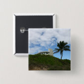 空およびヤシの木が付いている丘のビーチハウス 缶バッジ (正面&裏面)