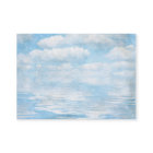 空および絵を描かれるオーシャンブルーの白の雲の水彩画