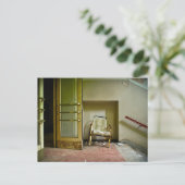 空き建物はがき付き放棄された椅子 ポストカード (スタンド正面)