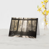 空き椅子を備えた日に照らされた部屋 カード (黄色い花)