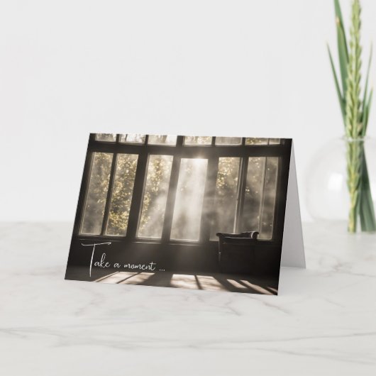 空き椅子を備えた日に照らされた部屋 カード (正面)