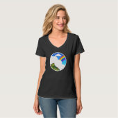 空と虹の草深い丘の上で不機嫌なヒキガエル Tシャツ (正面フル)