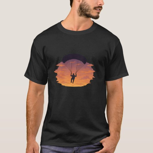 空と雲のスカイダイビング - 自由への飛翔 Tシャツ (正面)