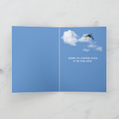 空にタッセル付きの黒い卒業キャップ カード (内部)