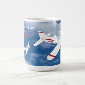 空に到達し、高い飛行機のパイロットを飛ぶ コーヒーマグカップ (中央)