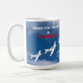 空に到達し、高い飛行機のパイロットを飛ぶ コーヒーマグカップ (左)