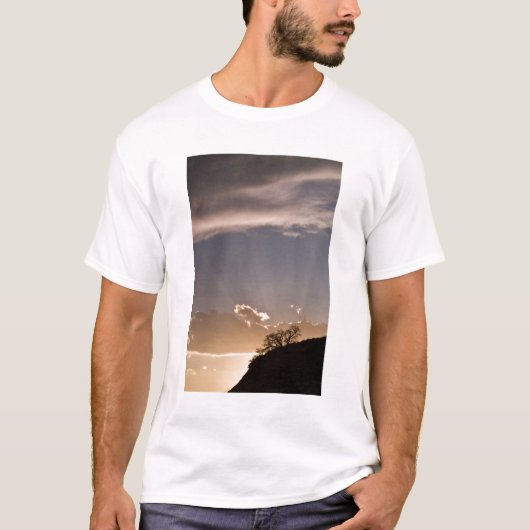 空に放射状に広がる薄明光線 Tシャツ (正面)