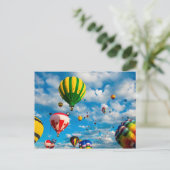 空に数十の熱気球 ポストカード (スタンド正面)