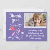 空に浮かぶ凧と紫の女の子の写真　誕生日 サンキューカード (正面)