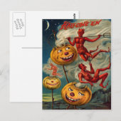 空に煙が立ち込める様子を描いたヴィンテージなハロウィーンのデザイン。悪魔が人間に悪戯をしかけています ポストカード (正面/裏面)