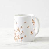空に舞い上がる飛んでいる鳩の群れ | ホリデー コーヒーマグカップ (正面右)