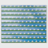 空のある草の中のゴルフボール ラッピングペーパー (フラット)