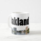 空のオークランドが付いているオークランドカリフォルニア コーヒーマグカップ (正面左)