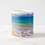 空のビーチと青い水 ジャンボコーヒーマグカップ (正面)