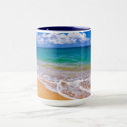 空のビーチと青い水 マグカップ (中央)