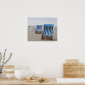 空のビーチチェアオンビーチ ポスター (キッチン)