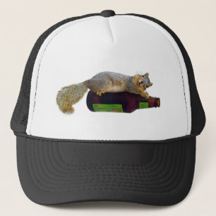 空のビール瓶を持つリス キャップ