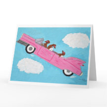 空のピンクのオープンカーに乗ったダックスフンド