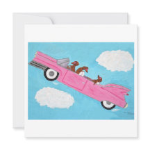 空のピンクのコンバーチブルカーに乗ったダックスフンド