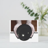 空のボールを持つ手 ポストカード (スタンド正面)