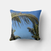 空の下で揺れるヤシ澄んの木 クッション (裏面)