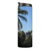 空の下で揺れるヤシ澄んの木 タンブラー (回転右)