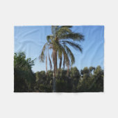 空の下で揺れるヤシ澄んの木 フリースブランケット (正面(横))