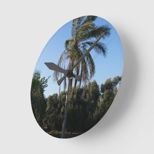 空の下で揺れるヤシ澄んの木 ラウンド壁時計 (傾斜)